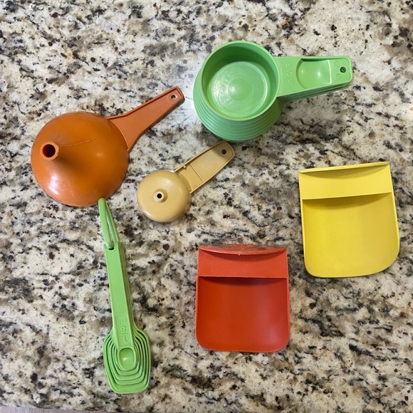 Vintage Tupperware set (measuring cups, measuring spoons, funnels, cups) - Picture 1 of 4